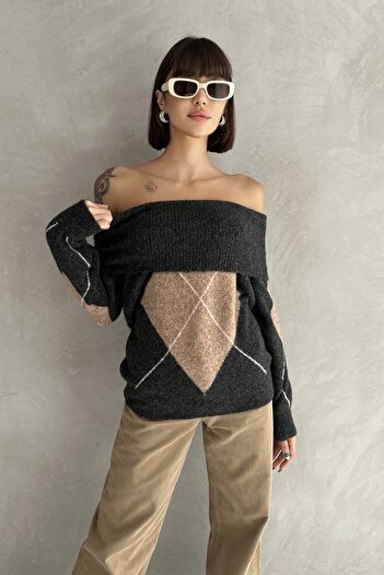 Rabi Shine Women's Baklava Patterned Madonna Collar Sweater