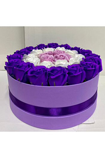 velve Aranjament floral cu 31 trandafiri sapun in cutie rotunda mov, mov- alb, mov si alb