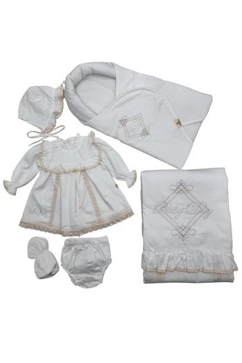 Baby day A luxurious baby shower set in creamy white with elegant lace accents, perfect for a baby shower gift.