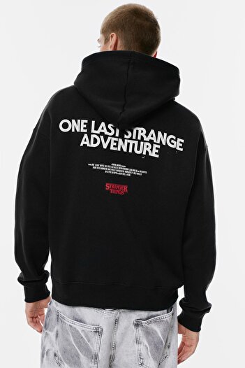 Pull & Bear Stranger Things kapüşonlu siyah sweatshirt