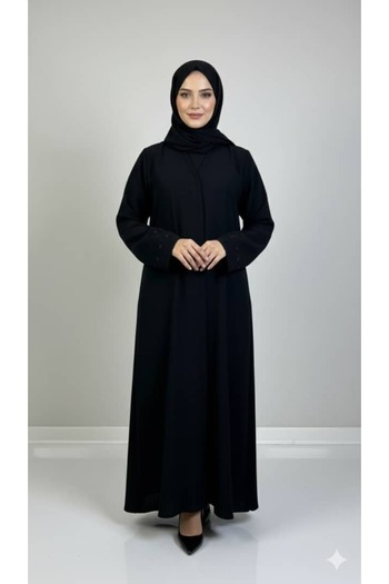 REİNA A quarter-cloche abaya made of crepe with wide sleeves, fully embroidered.