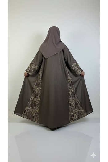REİNA A quarter-cloche abaya made of linen fabric, embroidered on the sleeves and on the sides of the abaya