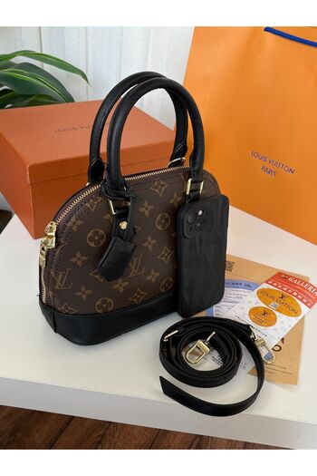 YYA Shoulder bag with accessories