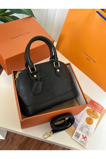 GGGG Shoulder bag with accessories