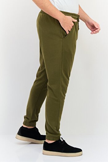 Levi's Men Regular Fit Solid Jogger Pants, Dark Green