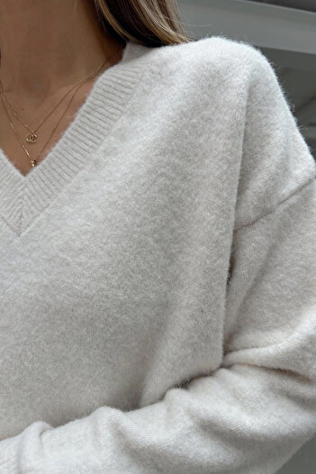 LACHT Women's White V-Neck Knitwear Sweater