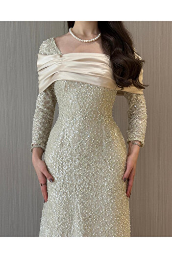 Knoz Style Shiny gold evening dress, classic and elegant cut