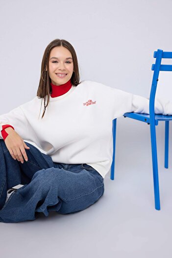 Trendyol Collection Teen Ecru Back Tomato Printed Oversize/Wide Fit Knitted Sweatshirt Twoaw26Sw00188