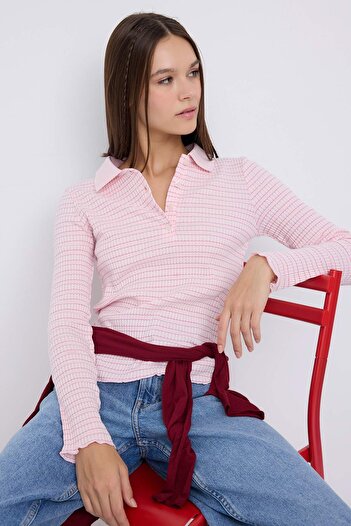 Trendyol Collection Rosa taillierte, langärmlige, elastische Strickbluse mit Polokragen und halbem Teil aus Jacquard TWOAW26BZ00114