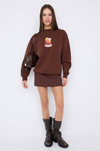 Trendyol Collection Πλεκτό φούτερ με στάμπα κοκτέιλ καφέ χρώματος με χοντρό φλις εσωτερικά TWOAW26SW00159
