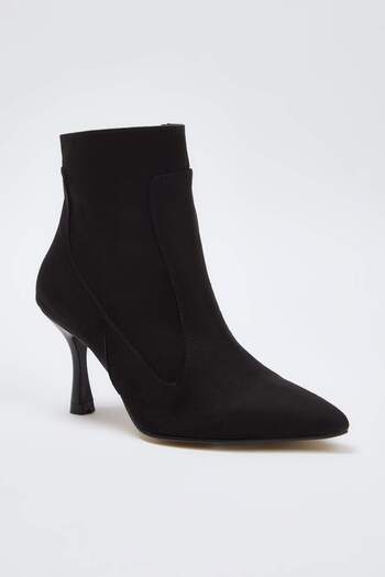 TRENDYOL SHOES Μαύρες σουέτ γυναικείες μπότες με λεπτό τακούνι με μυτερή μύτη TAKAW26BO00081