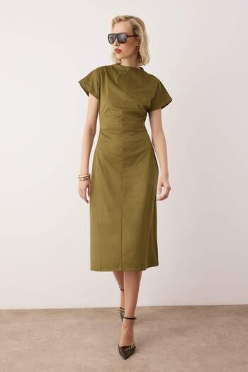 Trendyol Collection Χακί ίσιο φόρεμα με κορδόνια με κορδόνια σε μήκος μίντι σε γραμμή Α/καμπάνα, πλεκτό φόρεμα TWOAW26EL00297