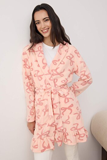 Trendyol Collection Πλεκτό φορέματα από φλις με τυπωμένη κορδέλα με βολάν και τσέπες THMAW26SB00003