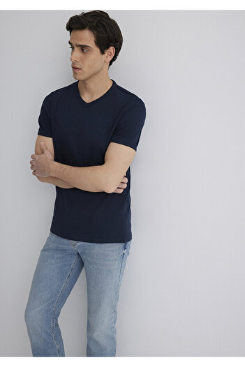 Mavi Marineblaues T-Shirt mit V-Ausschnitt und Rippenmuster – taillierter Schnitt 063748-17588
