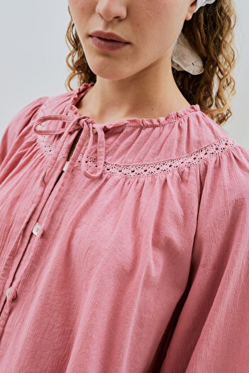 Manuka Textured Embroidered Short Bluse Pink