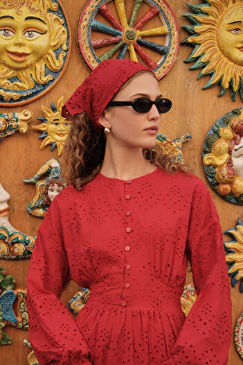 Manuka Brode Scarf Red