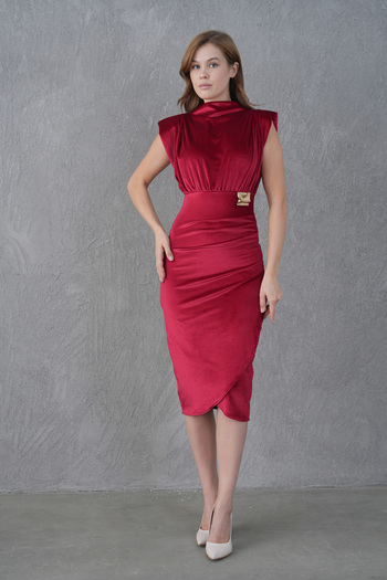 vuvutasarım Stretchy Velvet Fabric Padded Wrap Cut Midi Length Sleeveless Red Evening Dress with Gold Accessories 5509