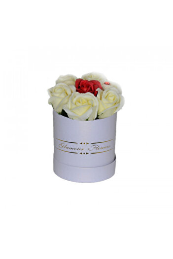 velve Aranjament floral Glamour Flower cutie rotunda cu 7 trandafiri sapun, Alb