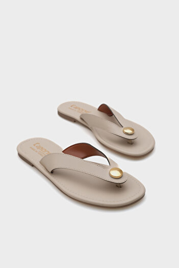 Capone Outfitters Kassey Flip Flops Flat Heeled Metal Accessory Round Toe Women's Slippers