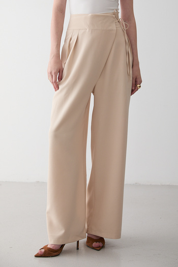 Laluvia Hose mit seitlichem Schnürdetail aus Stein