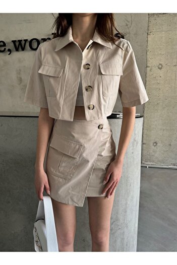 Laluvia Steinfarbenes Minirock-Crop-Shirt-Set mit Taschendetail
