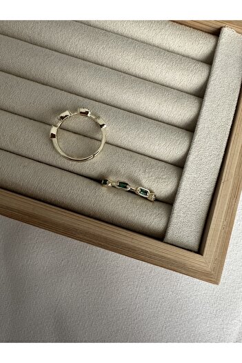 ringbox Emerald String Ring