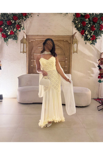 Generic Off-white evening dress with embroidered lace and roses and an elegant flared skirt