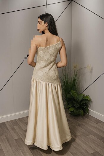 VİVİ Soft and elegant dress in light beige color.