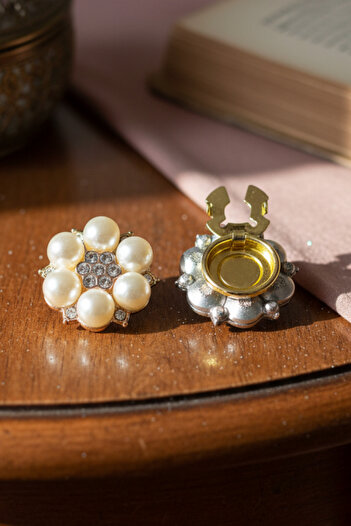 Reoona Trend 6 İncili Kristal Detaylı Düğme Kapağı Broş - Pure Blossom Pearl