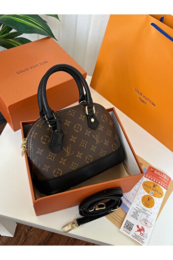 YYA Shoulder bag with accessories