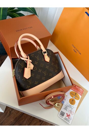 UUU Shoulder bag with accessories