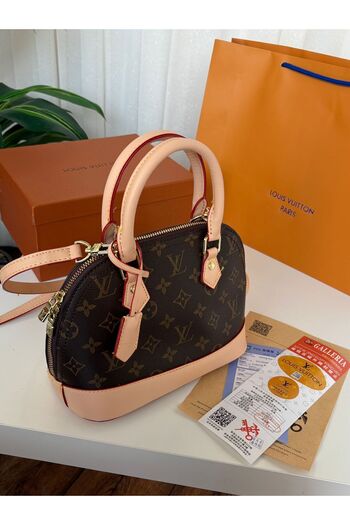 UUU Shoulder bag with accessories
