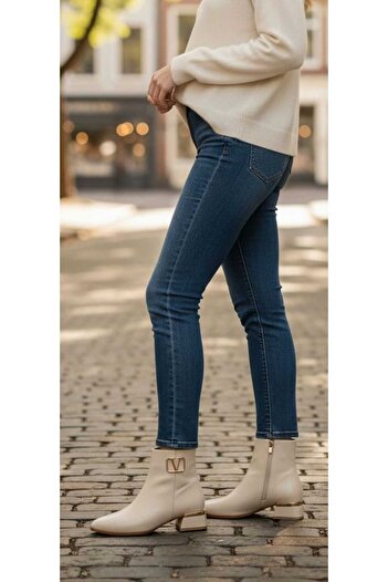 AYENDE MODA Γυναικείες μπότες casual με κοντό τακούνι σε μπεζ γυαλιστερό δέρμα με χρυσή αγκράφα |   Νέα σεζόν
