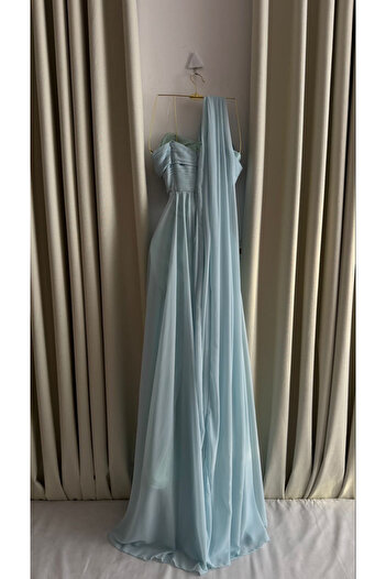 Knoz Style Light mint evening dress with an elegant, flowing cut