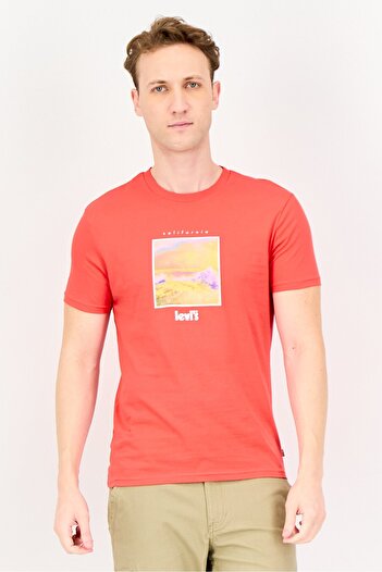 Levi's Men Crew Neck Short Sleeves Graphic Print T-Shirt, Red
