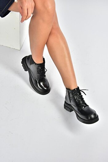 Fox Shoes V312400309 Siyah Kalın Tabanlı Bağcıklı Kadın Bot