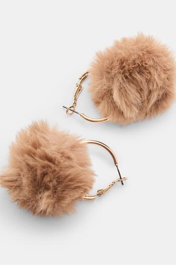 Stradivarius Mini suni kürk ponponlu halka küpeler