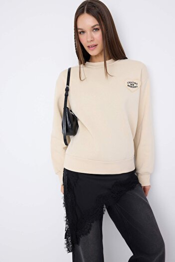 Trendyol Collection Teen Stone Thick Fleece Inside Slogan Patch Detailed Regular Knitted Sweatshirt Twoaw26Sw00202
