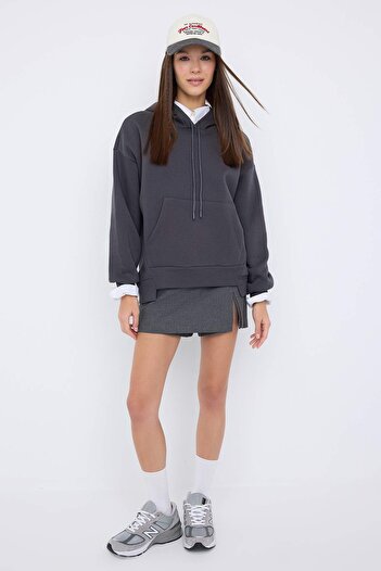 Trendyol Collection Teen Anthracite Thick Fleece Inside Hooded Pocket Asymmetric Knitted Sweatshirt Twoaw26Sw00113