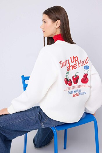 Trendyol Collection Teen Ecru Back Tomato Printed Oversize/Wide Fit Knitted Sweatshirt Twoaw26Sw00188