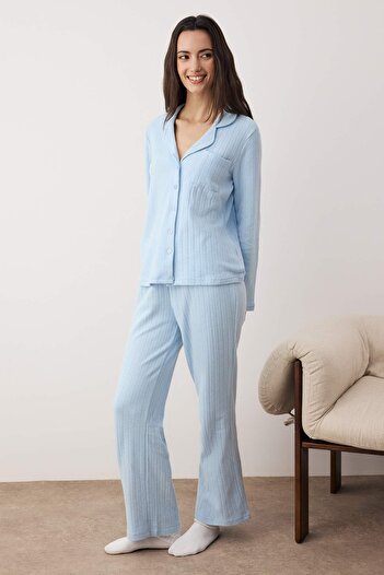Trendyol Collection Blaues, geripptes Winter-Strickpyjama-Set mit Taschendetail THMAW26PT00127