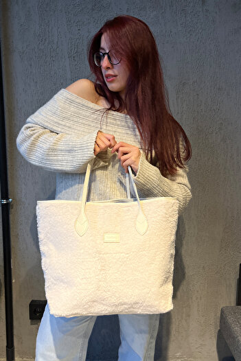 torime Cream Plush Shoulder Bag – Faux Leather Handle, Magnetic Closure, Spacious Design