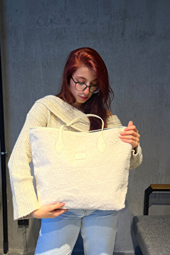 torime Cream Plush Shoulder Bag – Faux Leather Handle, Magnetic Closure, Spacious Design