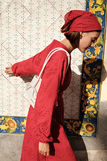 Manuka Brode Scarf Red