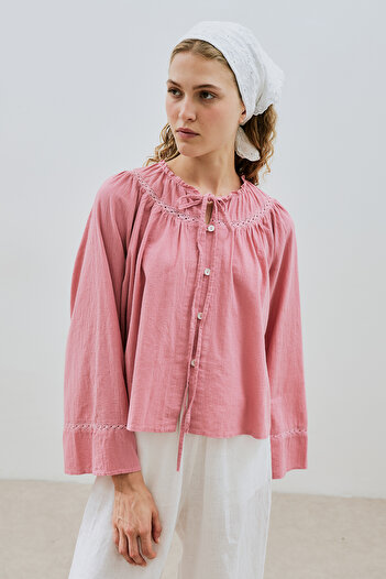 Manuka Textured Embroidered Short Bluse Pink