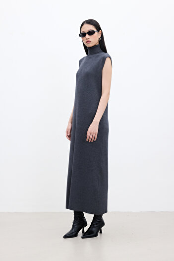 Manuka Ärmelloses Strickkleid mit hohem Kragen – Anthrazit
