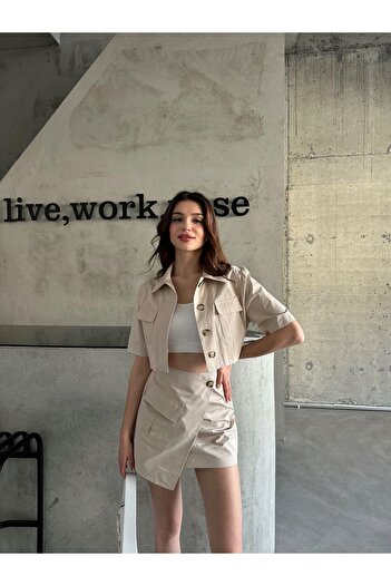 Laluvia Steinfarbenes Minirock-Crop-Shirt-Set mit Taschendetail