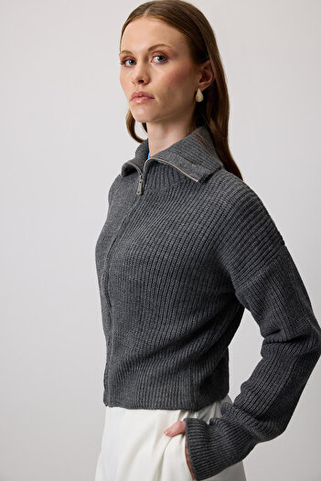 Touché Privé Zipped Wide Neck Tricot Cardigan