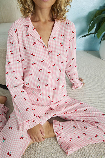 STELLAPİNK Pembe Beyaz Kareli Kiraz Desenli Fırfır Detaylı Bürümcük Uzun Kollu Pijama Takımı