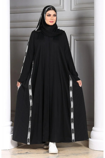 ZAHRA Black half-cloche abaya made of luxurious crepe with a longitudinal embroidered shawl